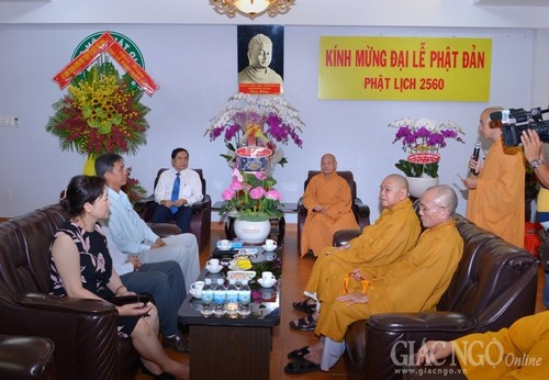 Замглавы ОФВ поздравил монахов и буддистов в городе Хошимин с Днем рождения будды - ảnh 1